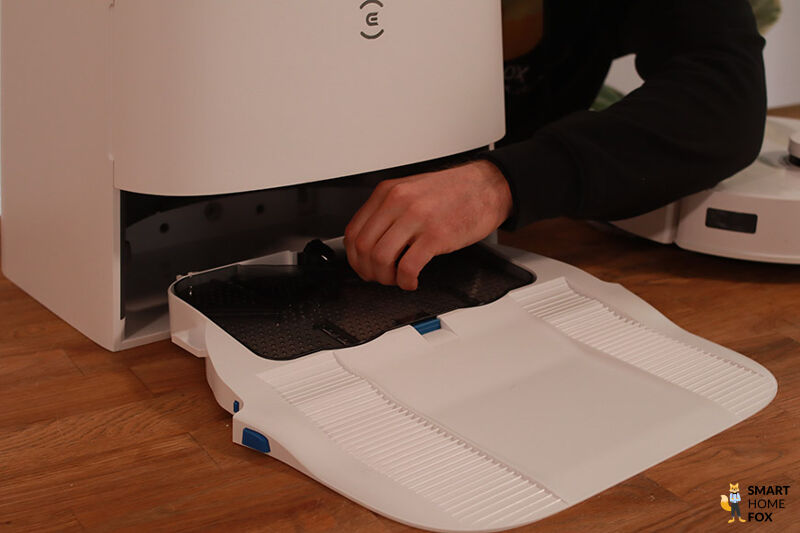 Ванночка на станции OMNI Deebot T30 Pro снимается